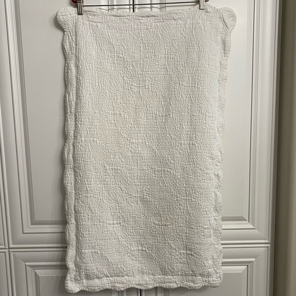 EUC WHITE QUILTED KING SIZE PILLOW SHAMS WITH A SCALLOPED BORDER - Picture 2 of 5